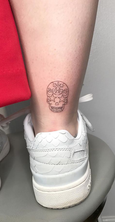 Simple Sugar Skull Tattoo, Tattoo Mexico Ideas, Small Tattoos Skull, Tattoo Designs Halloween, Mini Skull Tattoo, Small Sugar Skull Tattoo, Small Mexican Tattoo For Women, Dia De Los Muertos Tattoo Ideas, Cute Skull Tattoos