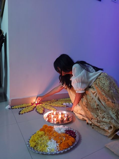 Simple Diwali Outfit Indian, Kanya Pujan Gift Ideas, Diwali Poses For Women Aesthetic, Diwali Photos Ideas At Home, Aesthetic Diwali Pic Ideas, Poses With Rangoli, Aesthetic Diwali Photo Ideas, Rangoli Photoshoot, Festive Spirit Aesthetic