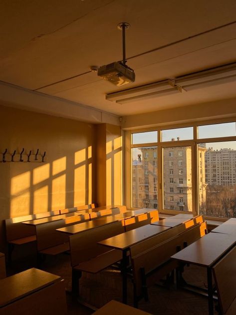 School Winter Aesthetic, Study Core Aesthetic, Aesthetic Study Motivation, Study Core, Tips Study, Classroom Interior, School Places, Aesthetic Reading, Motivation Study