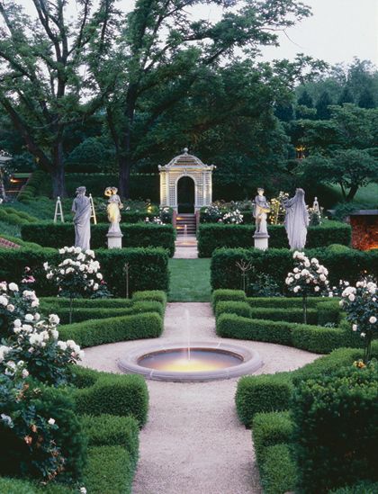 Pretty courtyard idea. I liked the focal point for this one; adding a feature or wall as a focal point is something I'd considered doing against the bank at the western side of the back yard. Herbs Garden, Film Alice In Wonderland, Colonial Garden, Beautiful Town, Formal Garden, Old Dominion, Garden Club, Eastern Shore, Winter Vacation