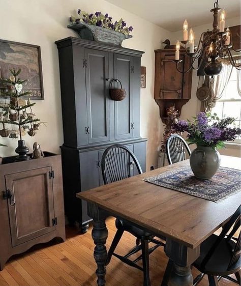 Primitive Cottage Decor, Primitive Dinning Room, Prim Kitchen, Colonial Dining Room, Colonial Interiors, Primitive Dining Room, Colonial Home Decor, Primitive Dining Rooms, Primitive Living Room