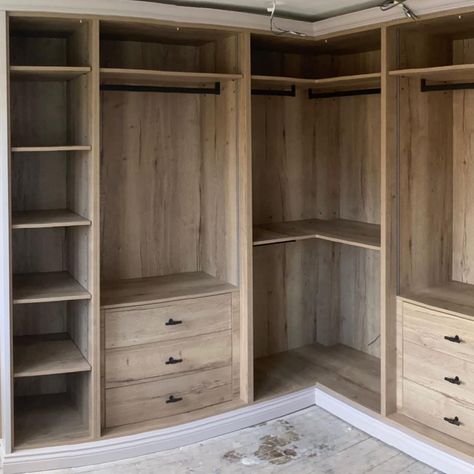 Built In Walk In Closet Ideas, Wordrop Ideas Inside, Closet Organization Ideas Corner, L Shaped Closet Organization, L Shaped Closet Designs, L Shaped Wardrobe, Tiny Walk In Closet Ideas, L Shape Wardrobe Design, Built In Wardrobe Ideas Layout