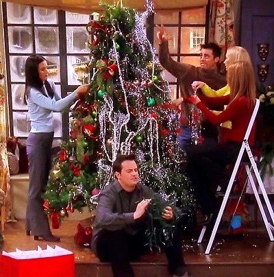 Monica's Christmas Tree Friends Christmas Episode, Decorating Christmas Tree, Christmas Episodes, Friends Episodes, Friends Images, Christmas Vibe, Friends Image, Christmas Shows, Christmas Feeling