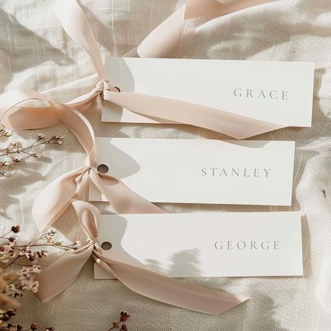 Minimalistic Gold Wedding Name Tag Place Cards Coastal Place Cards, Bow Place Setting Wedding, Table Name Tags Ideas, Name Plates Wedding Place Settings, Calligraphy Place Cards Wedding, Handmade Place Cards, Wedding Name Place Cards Ideas, Wedding Name Card Ideas, Cricut Place Cards