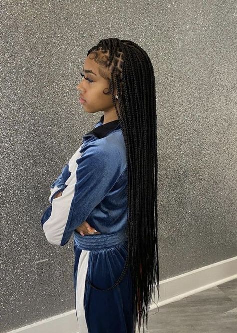 Knotless Braids With Edges Out, Frontal Box Braids, Knotless Box Braids With Edges, Small Extended Knotless Braids, Knotless Box Braids Edges, Edges For Knotless Braids, Middle Knotless Braids, Edges Hairstyles Black Girls Braids, Jet Black Knotless Braids