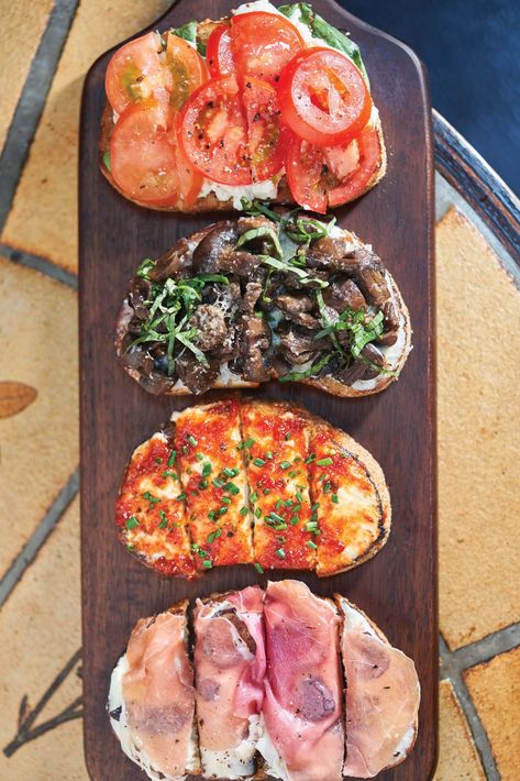 Roast Beef Bruschetta, Bruchetta Board Recipe, Bruschetta Board Ideas, Bruschetta Boards, Bruschetta Ideas, Bruschetta Board, Cake Sandwiches, Grad Party Food, Party Boards