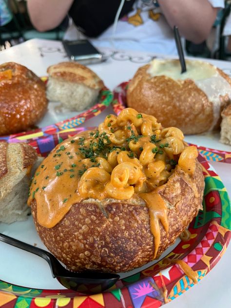 Disneyland parks food lobster mac and cheese spicy dinner Best Disneyland Snacks, Disney World Food Pictures, Disneyland Aesthetic Food, Disneyland Food 2023, Disney Parks Food, Disneyland Food 2024, Disneyland Food Recipes, Disneyland Gradnite, Disneyworld Foods