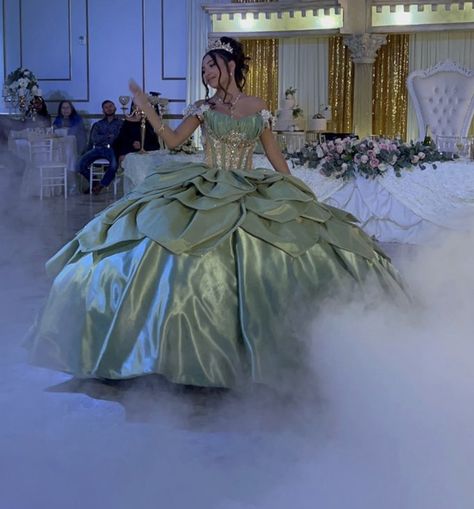 Nature Theme Quinceanera, Tiana Quince Dress, Princess And The Frog Quinceanera Theme Dress, Princess And The Frog Sweet 15, Green Debut Dress, Princess And The Frog Quince Dress, Sweet 16 Dresses Green, Light Green Quince Dress, Princess And The Frog Sweet 16 Dress