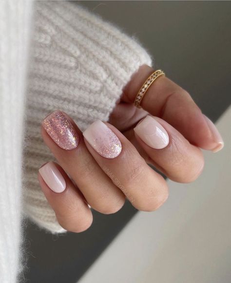 Winter Nail Colors 2023 – 2024 16 Ideas: Nail the Perfect Seasonal Look Metallic Nail Colors, Manicure Shellac, Short Nail Manicure, Glittery Nails, Nail Colors Winter, Beige Nails, Short Nails Art, Short Nail, Metallic Nails