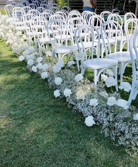 Ceremony Flowers Aisle, Wedding Aisle Outdoor, Black And White Wedding Theme, Wedding Isles, White Roses Wedding, White Wedding Theme, Aisle Flowers, Wedding Aisle Decorations, Wedding Venue Decorations