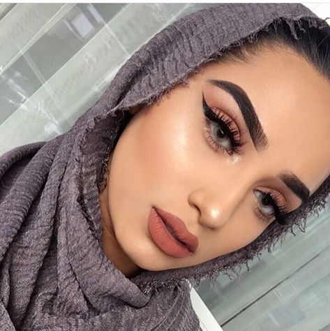 Arabian Makeup Look, Foxy Eyeliner, Eyeliner Cat Eye, Arabian Look, Eyeliner Cat, Middle Eastern Makeup, Eastern Makeup, Makeup At Home, Hijab Makeup