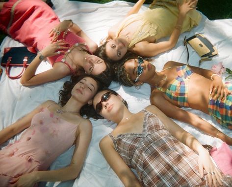 It Girls Aesthetic, Shaman Magic, Picnic Shoot, Picnic Fashion, Picnic Photo Shoot, Park Photoshoot, Beach Editorial, Picnic Photoshoot, Aesthetic Fit