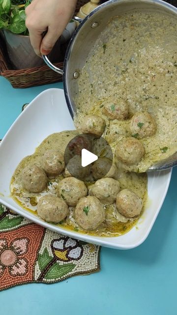 Shabana Saifi on Instagram: "Chicken malai kofta white gravy!! Please do try this amazing super testy malai kofta!!!
....
#chickenkofta #malaikoftagravy #streetstyle
 #restorantstyle #streetstyle
 #easyladdurecipe
 #dawatspecial #malaikoftarecipe #chickenrecipe #chicken #spicy #chickenkebab 
 .....
Ingredients:-
500 g Chicken
1 tsp ginger garlic paste
1 tsp crushed chilli
1 tsp garam masala
1 tsp cumin powder
1 tsp salt
½ tsp black pepper
2-3 green chillies
¼ cup onion
1 tbsp butter
1 tbsp fresh cream
coriander leaves
2 bread slices

½ cup oil
2 tsp ginger garlic paste 
1 cup onion
10 cashews
4 green chillies
green cardamom
mace
1 tbsp melon seeds
½ tsp salt
½ white pepper powder
½ cumin powder
½ black pepper powder
½ tsp garam masala
½ cup curd
2-3 tbsp fresh cream
coriander leaves
2 tsp Chicken Malai Kofta Recipe, Chicken Kofta Recipe, Malai Kofta Curry, Malai Kofta Recipe, Chicken Kofta, Chicken Malai, Kofta Recipe, Malai Kofta, Green Cardamom