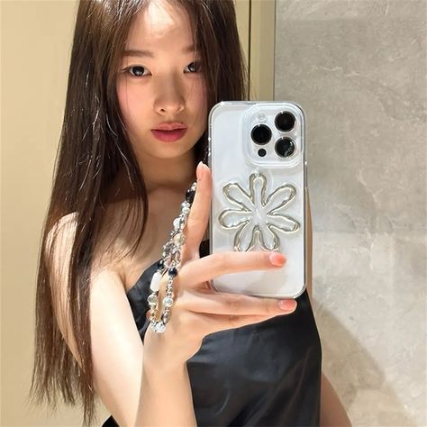 Elevate your phone game with our stunning Mirror Case Collection! ✨📸 Looking for a case that combines style and function? Whether you’re snapping selfies or checking your reflection, these cases have you covered. 3d Sunflower, Mirror Phone Case, Mirror Case, Phone Games, Clear Phone Case, Iphone 16, Selfies, Sunflower, Phone Case