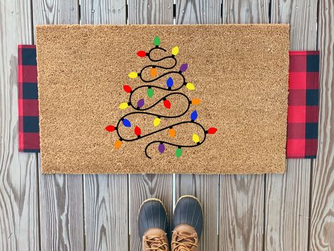 Christmas Floor Mats Diy, Christmas Door Mat Ideas Outdoor, Customized Door Mat, Christmas Door Mat Painting, Christmas Front Door Mat, Christmas Doormats Diy, Christmas Rug Painting Ideas, Painted Christmas Door Mat, Christmas Door Mat Ideas Diy