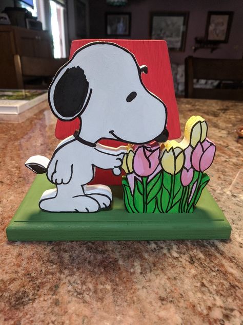 Diy Snoopy Gifts, Snoopy Gift Ideas, Snoopy Diy, Snoopy Crafts, Note It Ideas, Snoopy House, Snoopy Gifts, Wood Yard Art, Peanuts Cartoon