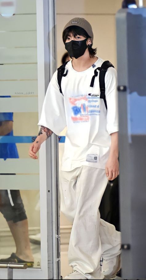 Men Fade Haircut Short, Guy Fits, Mens Casual Dress Outfits, Jeon Jungkook Photoshoot, Hijabi Outfits, Classy Casual Outfits, At The Airport, Classy Casual, Foto Jungkook