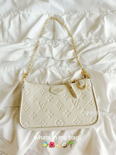 Hand Bags Aesthetic, Purses Louis Vuitton, Louis Vuitton Aesthetic, Cute Shoulder Bags, Purse Louis Vuitton, Sac Louis Vuitton, All Pins, White Louis Vuitton, Expensive Bag