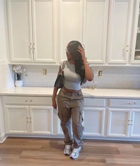 Cargo Pants Outfit Black, Cargo Outfit, New Balance Outfit, Cargo Pants Outfit, Swag Outfits For Girls, Chill Outfits, Streetwear Fashion Women, Cute Swag Outfits