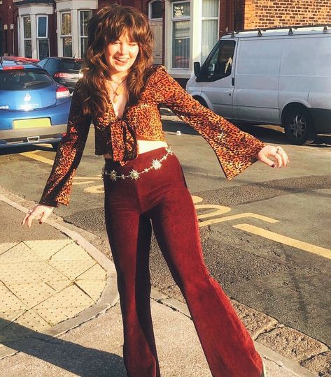 Photo edited by AirBrush App | Beautiful outfit inspired by the 70s. #photoeditor #70s #trendy #viral #fashion #outfit #filter #airbrush #retouch #airbrushart #airbrushmakeup 70s Shein Outfits, 70s Flare Pants Outfit, 70s Bell Bottoms Outfits, 70s Alternative Fashion, 70s Flare Pants, Flare Pants Outfit, 70s Bell Bottoms, Vintage Outfit Inspiration, 70s Outfit