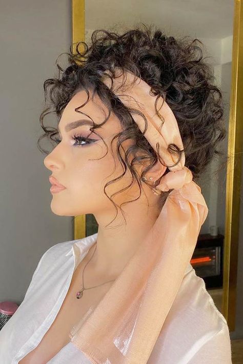 Easy Hairstyles For Spring Break ★ Short Curly Updo, Curly Hair Trends, Medium Curly Hair Styles, Curly Hair Styles Easy, Penteado Cabelo Curto, Spring Hairstyles, Curly Hair Cuts, Short Curly Hair, Long Curly Hair