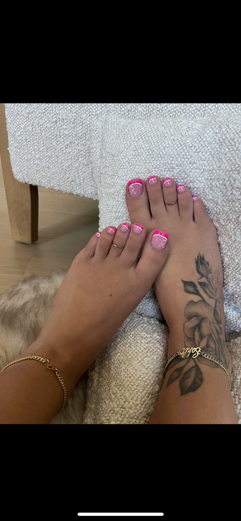 Feet Tattoo Black Women, Tatto On Ankle Woman, Red Foot Tattoos For Women, 2002 Ankle Tattoo, Foot Tattoo Stencils For Women, Woman’s Ankle Tattoo, Toe Pictures Ideas, Ankle Tattoos Black Women, Ankle Tattoo Aesthetic