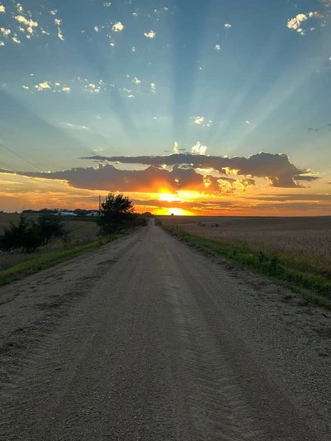 Farm View Country Life, Pretty Skys, Country Sunset, Country Backgrounds, Country Photography, Pretty Views, Nostalgia Aesthetic, Farm Lifestyle, Pretty Landscapes