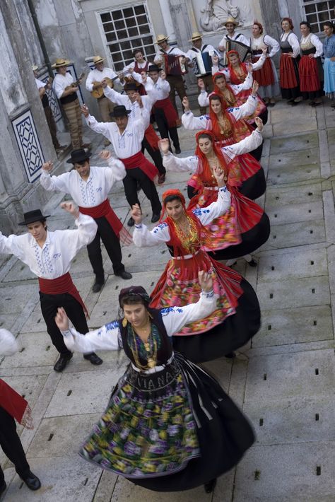 Folclore Português - FolkCostume - Minho, Portugal Portuguese Clothing, Portuguese Culture, World Dance, Folk Clothing, Visit Portugal, Traditional Dance, Folk Dresses, Folk Dance, Portugal Travel