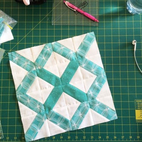 The Lattice Block - Quilting Tutorial Lattice Quilt, Quilting Tutorial, Strip Quilts, Quilt Block Tutorial, Quilt Block Pattern, Triangle Quilt, Quilting Techniques, Scrappy Quilts, Quilting Tips