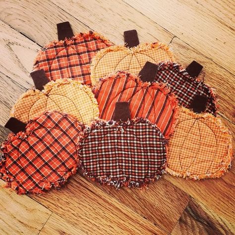 Pumpkin Coasters, Fall Sewing Projects, Fall Quilt Patterns, Fall Pumpkin Crafts, Ornaments To Make, Halloween Sewing, Fall Sewing, Rag Quilts, Homespun Fabric