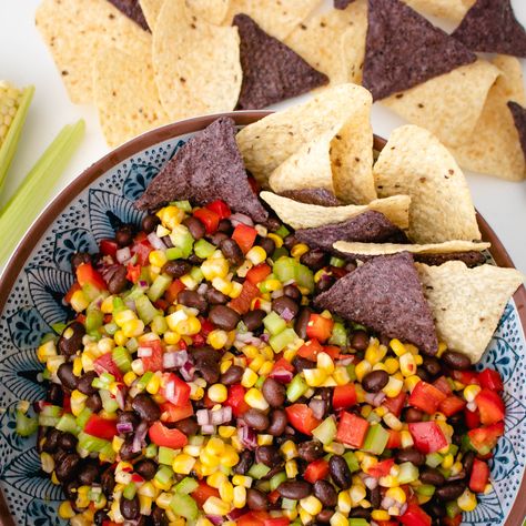 Black bean and corn salsa (Cowboy Caviar) - The Delicious plate Black Bean And Corn Salsa, Healthy Vegetarian Breakfast, Corn Salsa Recipe, Black Bean And Corn, Greek Potatoes, Nacho Chips, Pasta Side Dishes, Cowboy Caviar, Corn Salsa