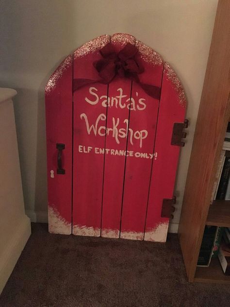 Christmas Decor Santas Workshop, Santas Workshop Diy Christmas Decor, Natal, Office Door Christmas Decorations Ideas Gnome, Santa’s House Decoration, Elf Workshop Ideas, Santa’s Workshop Door Contest, Santa’s Grotto Diy, Elf Theme Christmas Decorations