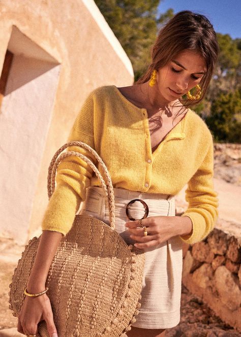 La livraison est offerte dès 200€ et les retours sont à notre charge. Sezane Gaspard, Gaspard Cardigan, Jumper Outfit, Paris Mode, Yellow Cardigan, Blue Jumper, Yellow Knit, Warm Spring, Pastel Yellow