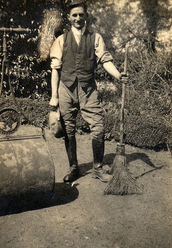 Gardener with his besom broom and garden roller.  Would love to have both for my garden... Victorian Life, Vintage Gardening, The Gardener, Gardening Outfit, Garden Photos, Black White Photos, Vintage Pictures, Vintage Photographs, Garden Styles