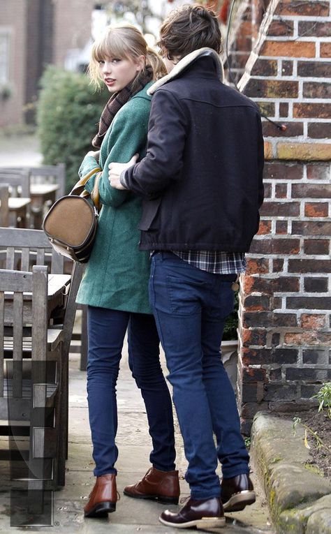 Taylor Throwbacks on Twitter: "December 13, 2012: Taylor having a Birthday meal at Cheshire pub in Northwich, England… " Harry Taylor, Holmes Chapel, Divorced Parents, Romantic Birthday, Matching Shoes, Divorce And Kids, Wrecking Ball, Mr Style, Taylor Swift Fan