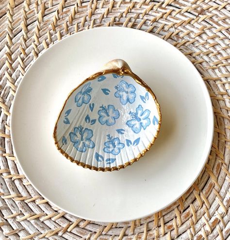 Hand Painted, Blue Hibiscus Flowers, Large Cockle Seashell Trinket Dish - Etsy Shell Crafts Painting, Shell Painting Aesthetic, Inside Shell Painting, Painting Coconut Shells, How To Paint Shells Seashells, What To Do With Beach Shells, Hand Painted Shells, Shell Painting Ideas Easy, Beach Pottery Painting