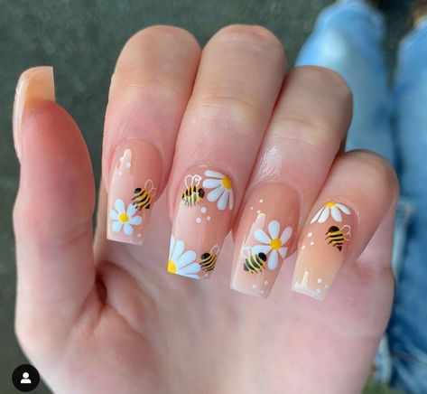 Spring Nails Bumble Bees, Flower And Bee Nails, Spring Bee Nails, Bumblebee Nail Designs, Nails With Bee Design, Bee Inspired Nails, Bee Acrylic Nails, Yellow Bee Nails, Bumble Bee Nails Design