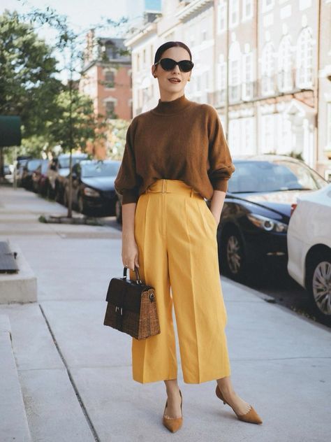 Yellow Trousers Outfit Winter, Yellow Pants Office Outfit, How To Style Yellow Pants, Yellow Mustard Outfit, Yellow Trousers Outfit, Mustard Colour Combination, Mustard Outfit, Yellow Pants Outfit, Mustard Outfits