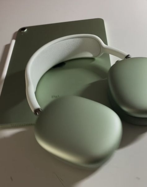 Green Apple Products, Apple Headphones Green, Green Headphones Aesthetic, Airpod Max Green, Green Airpods Max Aesthetic, Green Ipad Aesthetic, Apple Airpods Max Aesthetic, Apple Headphones Aesthetic, Airpods Pro Max