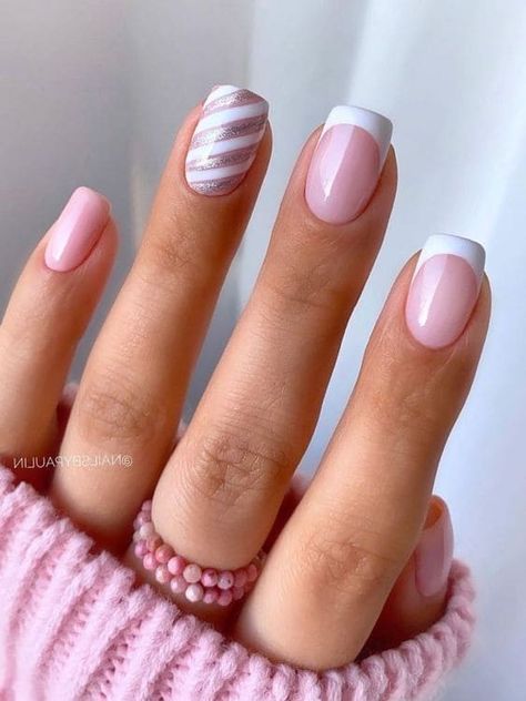 Square-shaped white tips with gold stripes Pink White Nails, Unghie Sfumate, December Nails, Milky Nails, Nagel Tips, Inspired Nails, Makijaż Smokey Eye, Short Acrylic, New Year's Nails