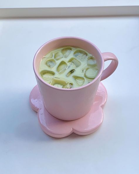 Princess Era, Latte At Home, Drinks Aesthetic, Green Tea Matcha, Green Matcha, Pink Things, Matcha Green Tea Powder, Pink Cups, Pretty Drinks