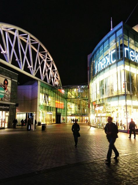 Another night time shot of the Bullring.Birmingham uk Birmingham Uk Aesthetic, Bullring Birmingham, Birmingham Architecture, Revision Motivation, Coloured Houses, England Aesthetic, Sutton Coldfield, Leeds City, University Of Birmingham