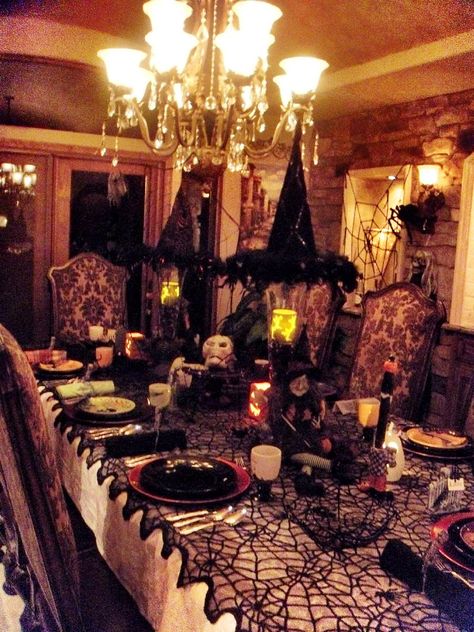 I totally want to do this! Décoration Table Halloween, Menu Halloween, Halloween Dining Room, Halloween Chic, Halloween Table Settings, Table Halloween, Halloween Decor Diy, Image Halloween, Casa Halloween