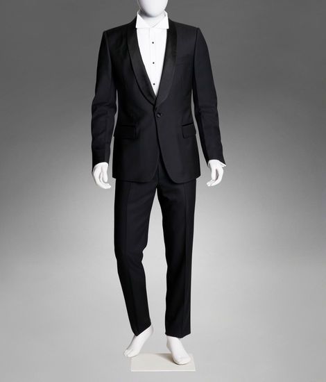 YSL smoking! Suit Men Black, Ysl Suit, Saint Laurent Store, Suit Pin, Slim Suit, Suit Men, The Saint, Black Textures, Shoes Leather