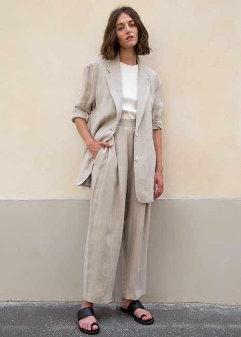 These Are the Accessories All Nordic-Chic Cool Girls Need For 2020 Linen Suits Women, Skandinavian Fashion, Beige Outfit, Linen Fashion, Linen Suits, Frankie Shop, Looks Street Style, Linen Suit, Mode Inspo