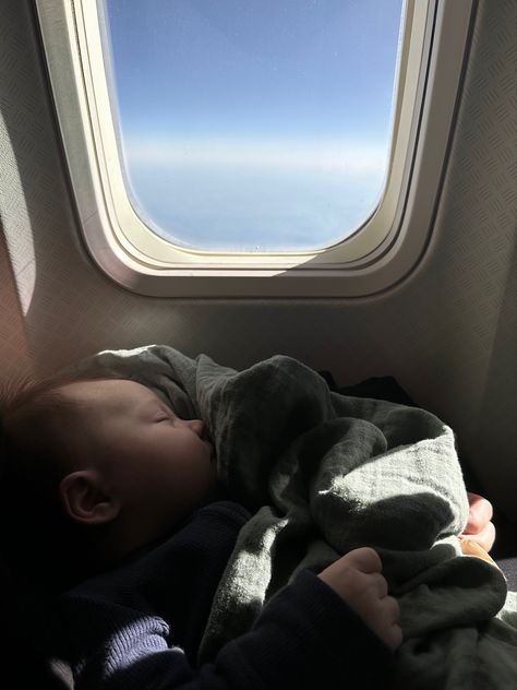 Baby travelling on plane Plane With Baby, Pilot Outside Plane Selfie, Baby Airplane Travel, Airplane Travel With Infant, Baby On Plane, Plane Photos, Airport Pictures, Airplane Baby, Baby Travel