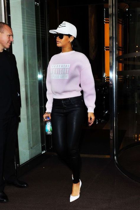 Riri❤️ Rhianna Style, Trill Fashion, Rihanna Street Style, Looks Rihanna, Baseball Cap Outfit, Rihanna Outfits, Rihanna Looks, Baby Rose, Cap Outfit