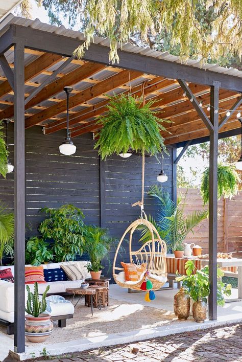 Lawn Free Landscaping, Terrasse Med Tak, Kitchen Outside, Backyard Covered Patios, Outdoor Covered Patio, Covered Patios, Cozy Furniture, Garden Wallpaper, Apartment Patio Decor