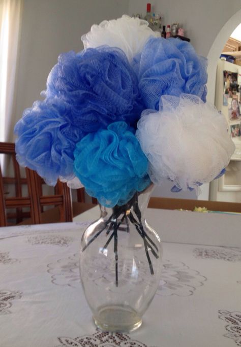 Flower loofah. So simple: poke wooden skewer stick into loofah and wrap with floral tape. Arrange in a vase :) Loofa Party Favor, Spa Centerpiece Ideas, Spa Bridal Shower Decorations, Spa Theme Party Decorations, Spa Themed Bridal Shower Ideas, Spa Party Centerpiece Ideas, Pamper Mommy To Be Party, Sleepover Bridal Shower Ideas, Spa Baby Shower Ideas