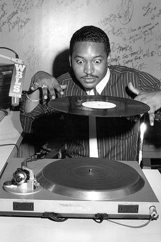 Mr. Magic (born John Rivas), prominent hip-hop radio DJ. His radio program, Rap Attack, was the 1st exclusive rap radio show to be aired on a major station. His reign on the NYC airwaves lasted 6 years and was instrumental in broadening the scope and validity of hip-hop music. During the 1980s a rivalry began between Mr. Magic and Kool DJ Red Alert, who hosted a weekly show on another station. The feud also played out between proxy rap groups, the Juice Crew and BDP (The Bridge Wars). R.I.P. Jamel Shabazz, Cultura Hip Hop, Hip Hop Radio, Hip Hop Dj, Mode Hip Hop, Real Hip Hop, Hip Hop Shirts, Rock N’roll, Record Players